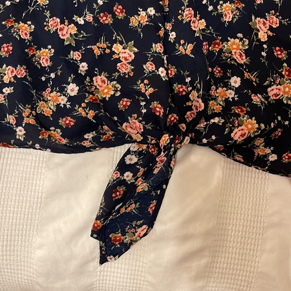 Off the shoulder floral top with tie - Picture 5 of 5